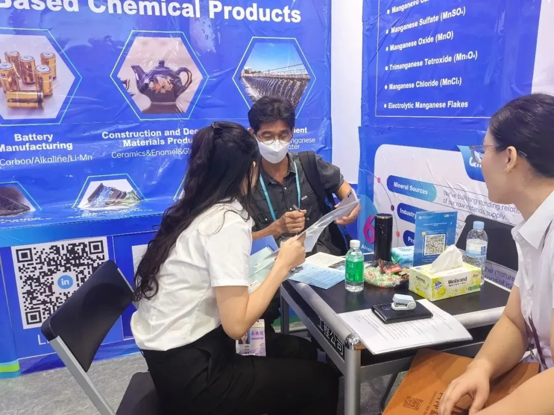 QingChong muestra una gama completa de productos químicos de manganeso en la Feria de Cantón